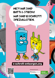 Postkarte mit den Comicfiguren Batti (eine Batterie) und Stecki (ein Stecker), die sich als „E-Schrott-Spezialisten“ vorstellen. Sie stehen auf rosa Hintergrund, daneben die Website e-schrott-entsorgen.org. Im Hintergrund sind verschiedene alte Elektrogeräte wie Ventilator, Fernseher und Controller zu sehen.